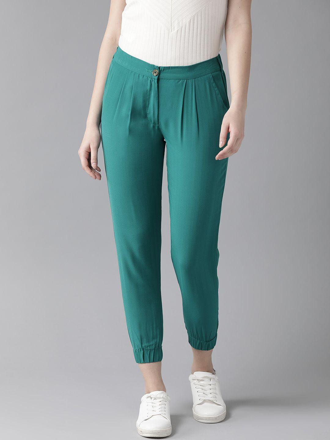 hubberholme women green slim fit solid cropped joggers