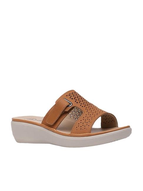 hush puppies by bata women's brown casual wedges