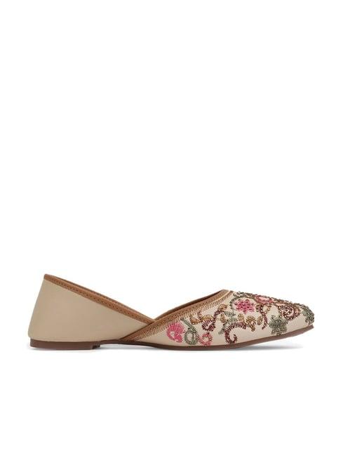 iconics women's cream ethnic juttis