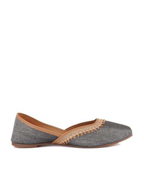 iconics women's grey casual juttis