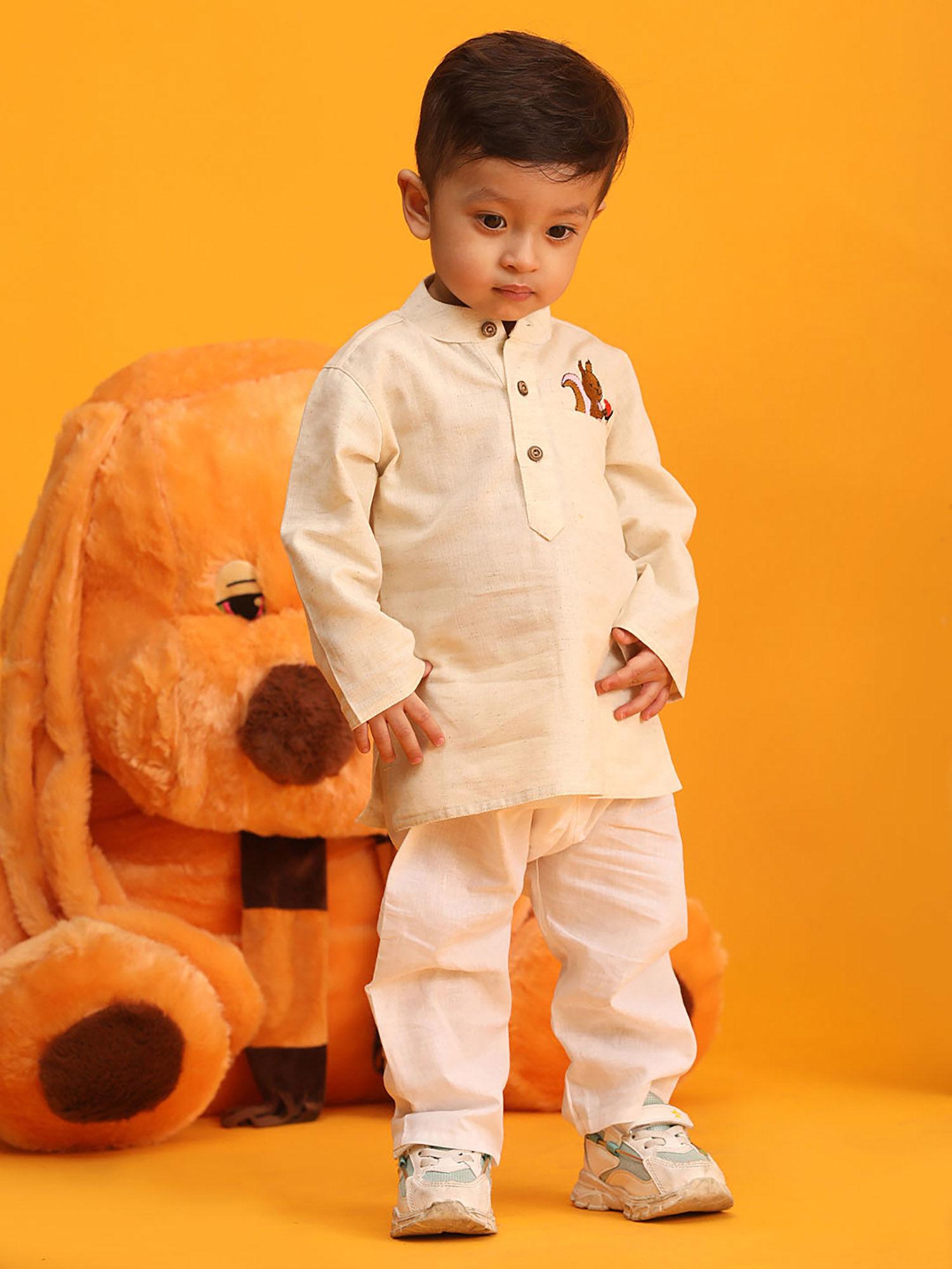 infant boys beige & white cotton blend kurta pyjama (set of 2)