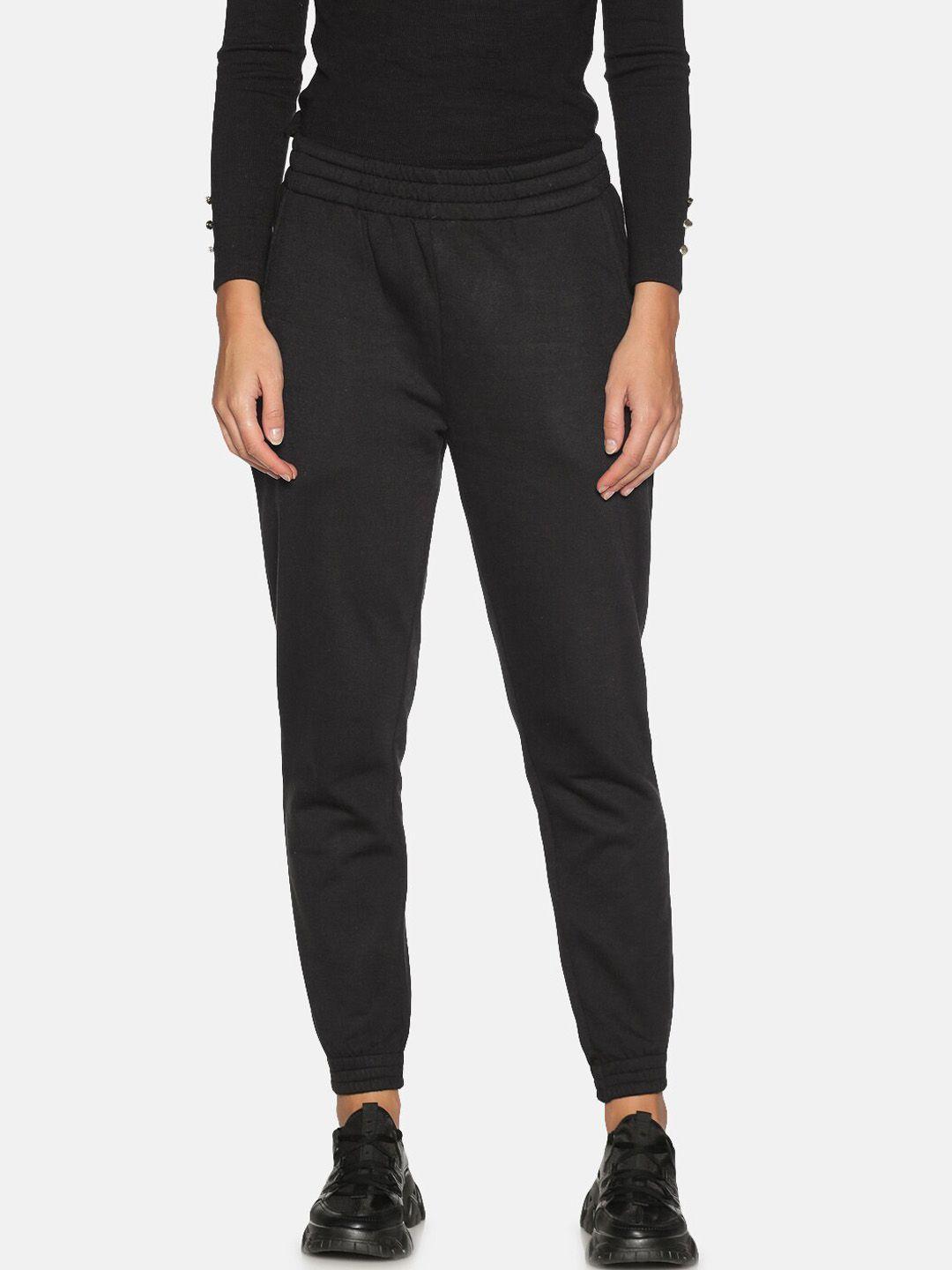 isu women black solid relaxed-fit track pants