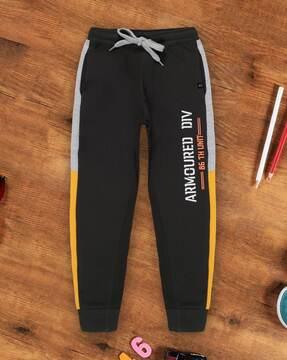 joggers with drawstrings waist