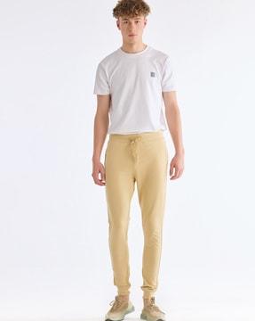 joggers with drawstrings waist