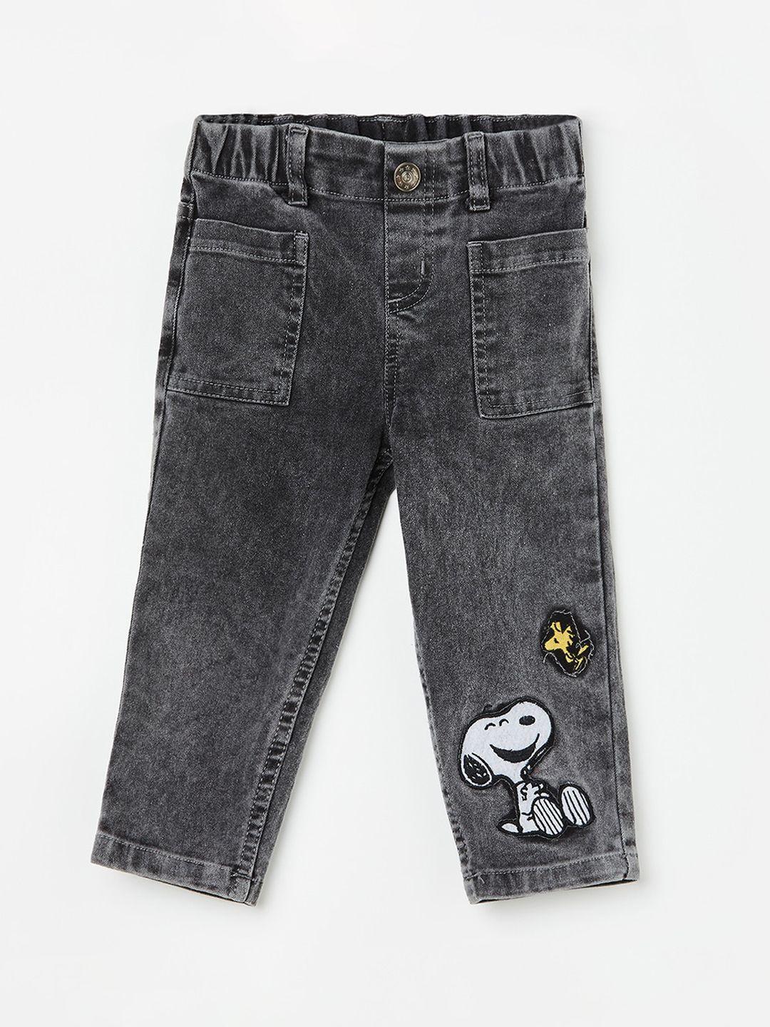 juniors by lifestyle boys mid-rise applique stretchable heavy fade jeans