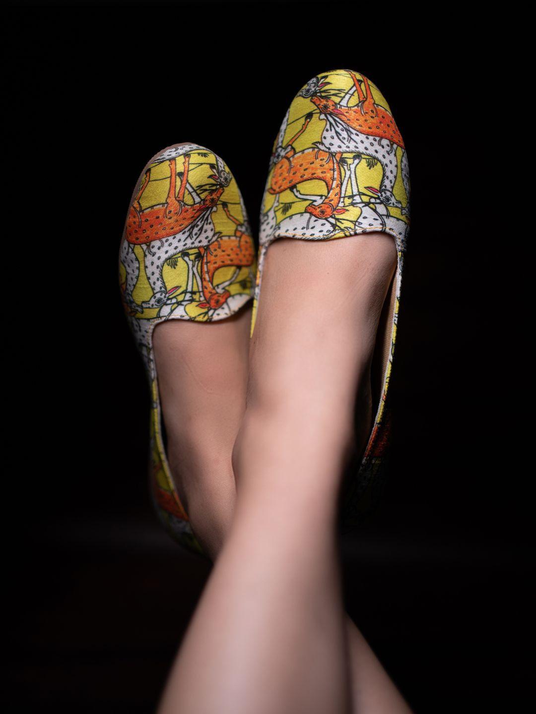 kanvas women multicoloured printed loafers