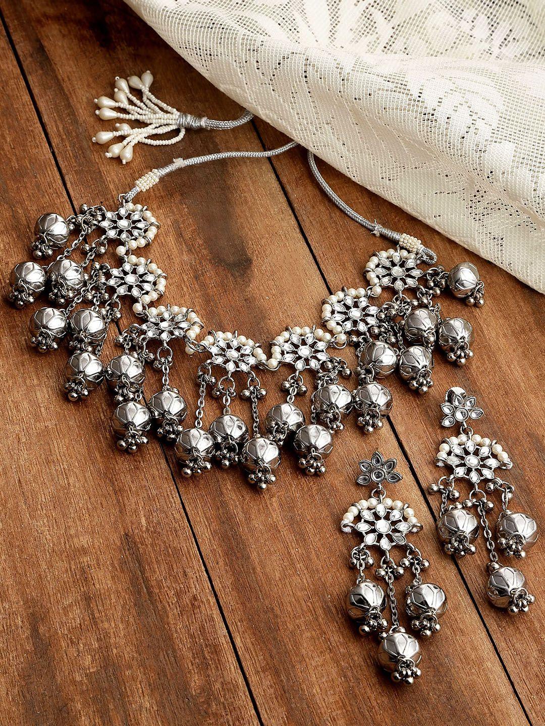 karatcart silver-plated oxidised kundan studded choker jewellery set