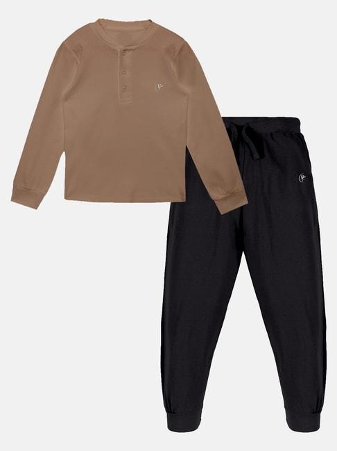 kiddopanti-kids-beige-&-black-solid-full-sleeves-t-shirt-with-trackpants