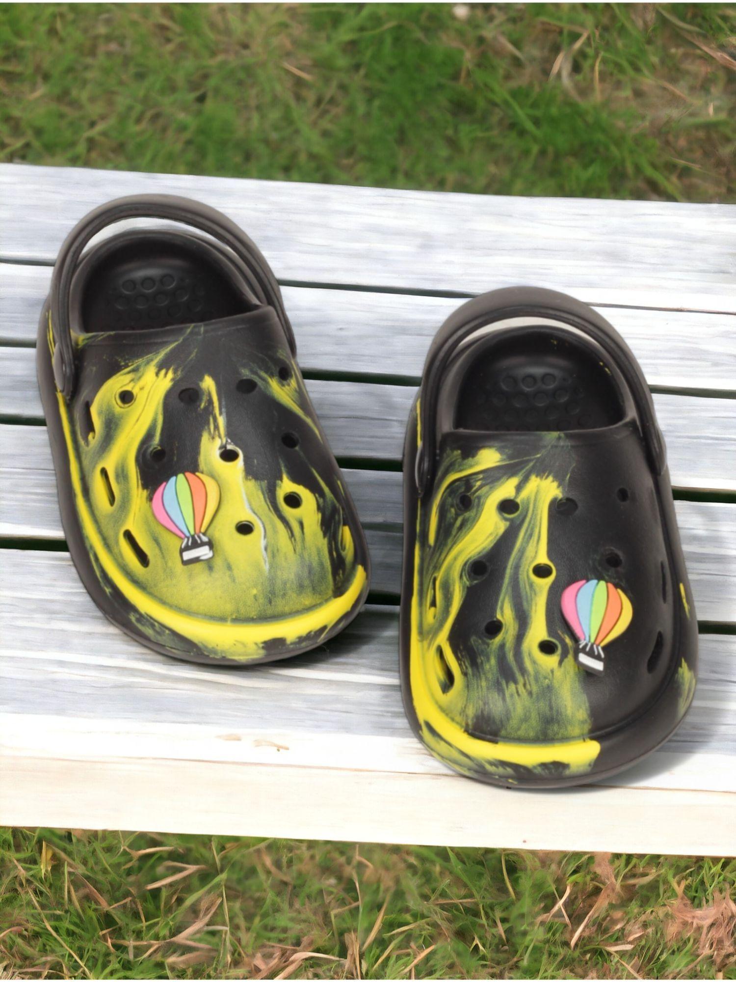 kids marble look hot air balloon applique anti-slip clogs - black