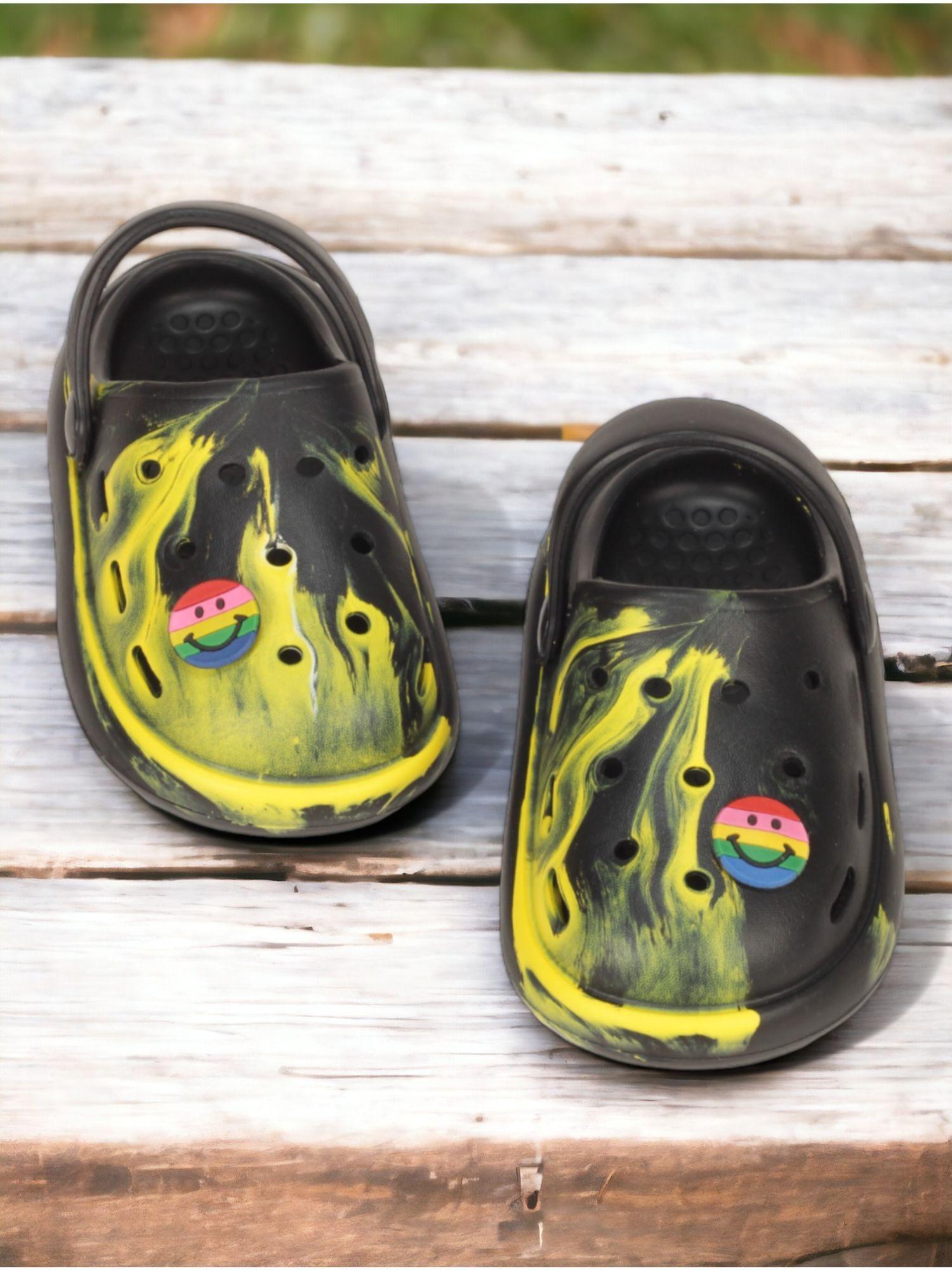 kids marble look smiley applique anti-slip clogs - black