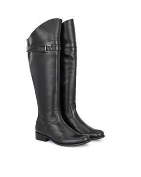 knee-length boots with buckle closure