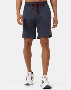 knee-length shorts with elasticated waistband