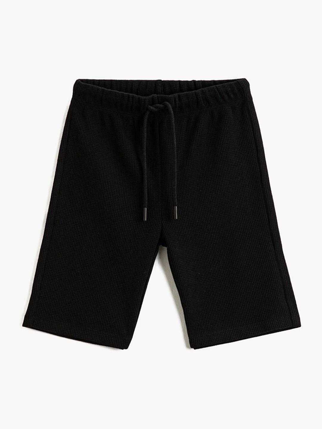koton boys solid mid-rise shorts