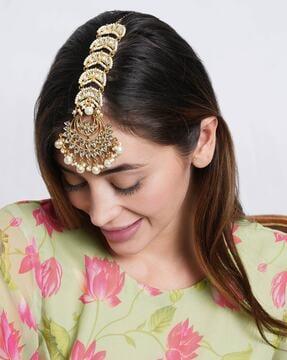 kundan-studded mang tikka with beaded