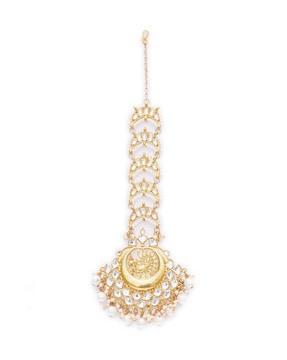 kundan-studded mang tikka with beaded