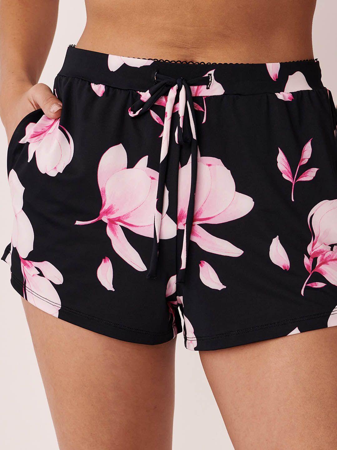 la vie en rose women floral printed mid-rise regular fit shorts