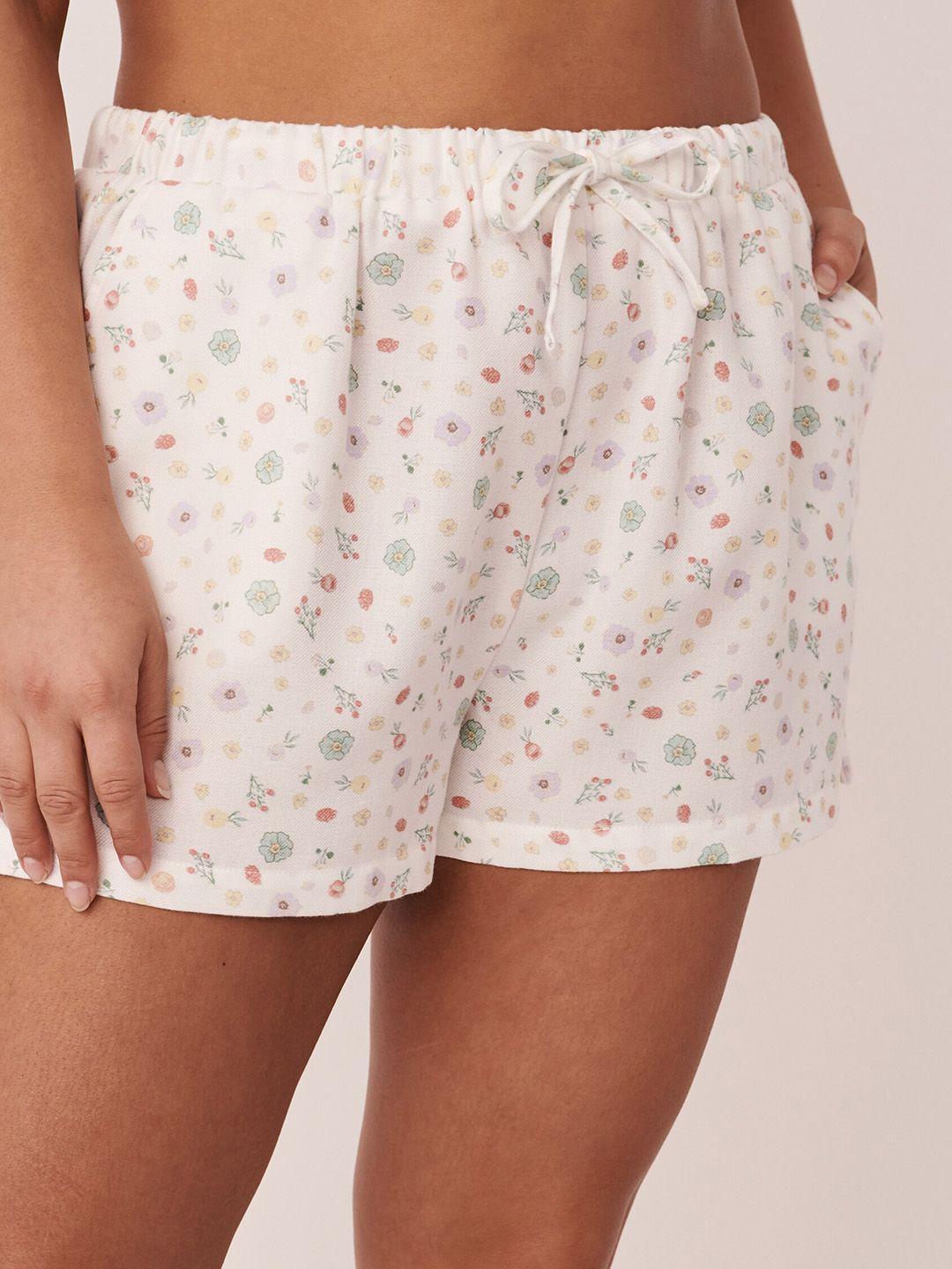 la vie en rose women floral printed mid-rise shorts