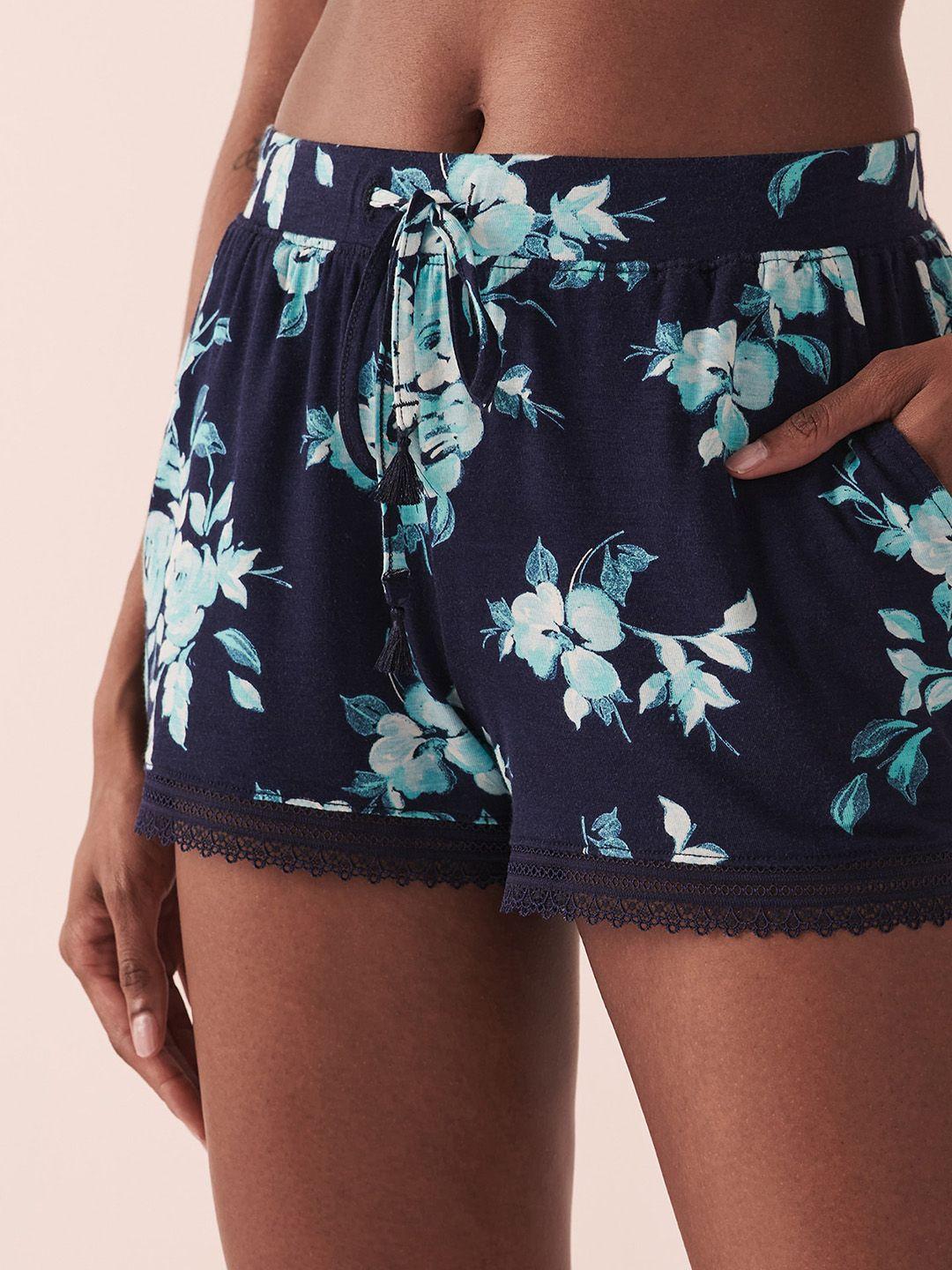la vie en rose women mid rise floral printed shorts