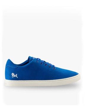 lace-fastening-low-tops-sneakers