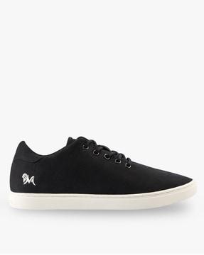 lace-fastening-low-tops-sneakers