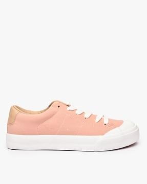 lace-up casual shoes