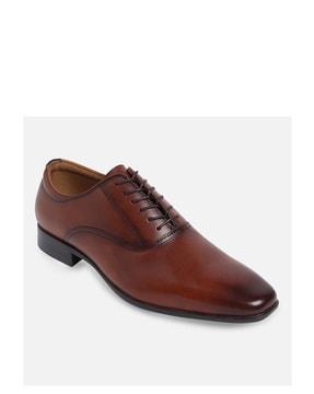 lace-up oxford shoes
