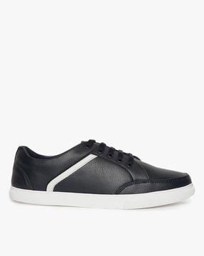 lace-up casual shoes