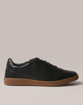 lace-up casual shoes