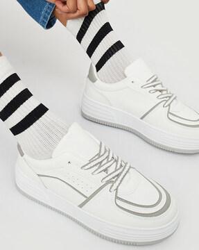 lace-up casual shoes