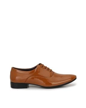 lace-up oxford with patent leather upper