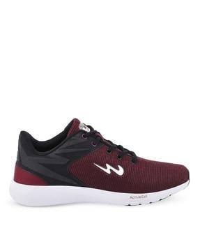 lase fastening sports shoes with mesh upper