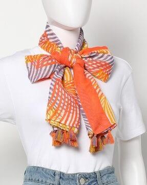 leaf print scarf with tassels accent