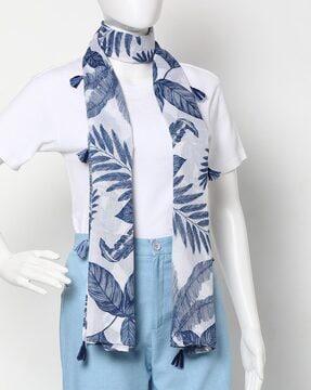 leaf print scarf with tassels accent