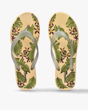 leaf print thong-strap flip-flops