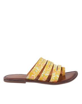 leaf print toe-ring flat sandals