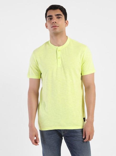 levi's yellow cotton regular fit texture t-shirt