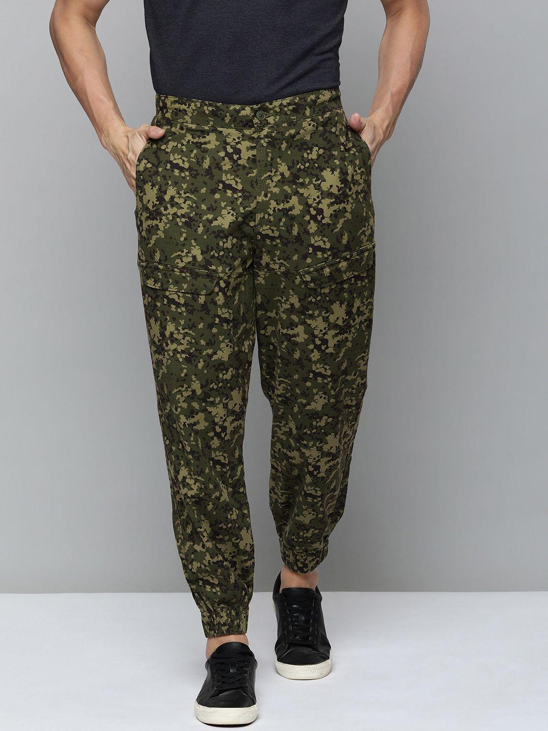 levis men camouflage printed mid-rise joggers