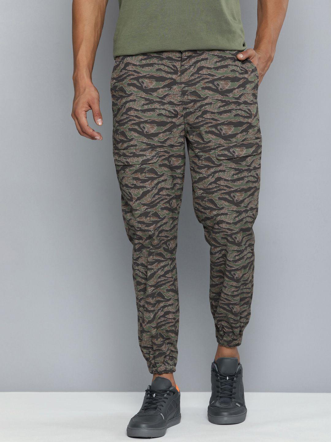 levis men printed jogger fit cargo trousers