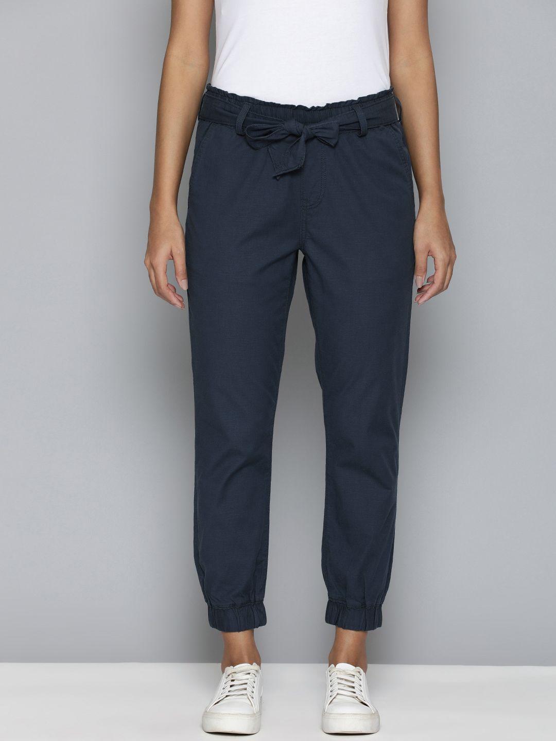 levis women solid mid-rise regular fit joggers comes with a belt