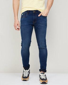 lightly washed jeans with 5-pocket styling