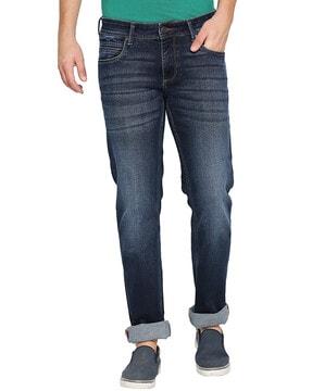 lightly-washed skinny jeans with 5-pockets styling