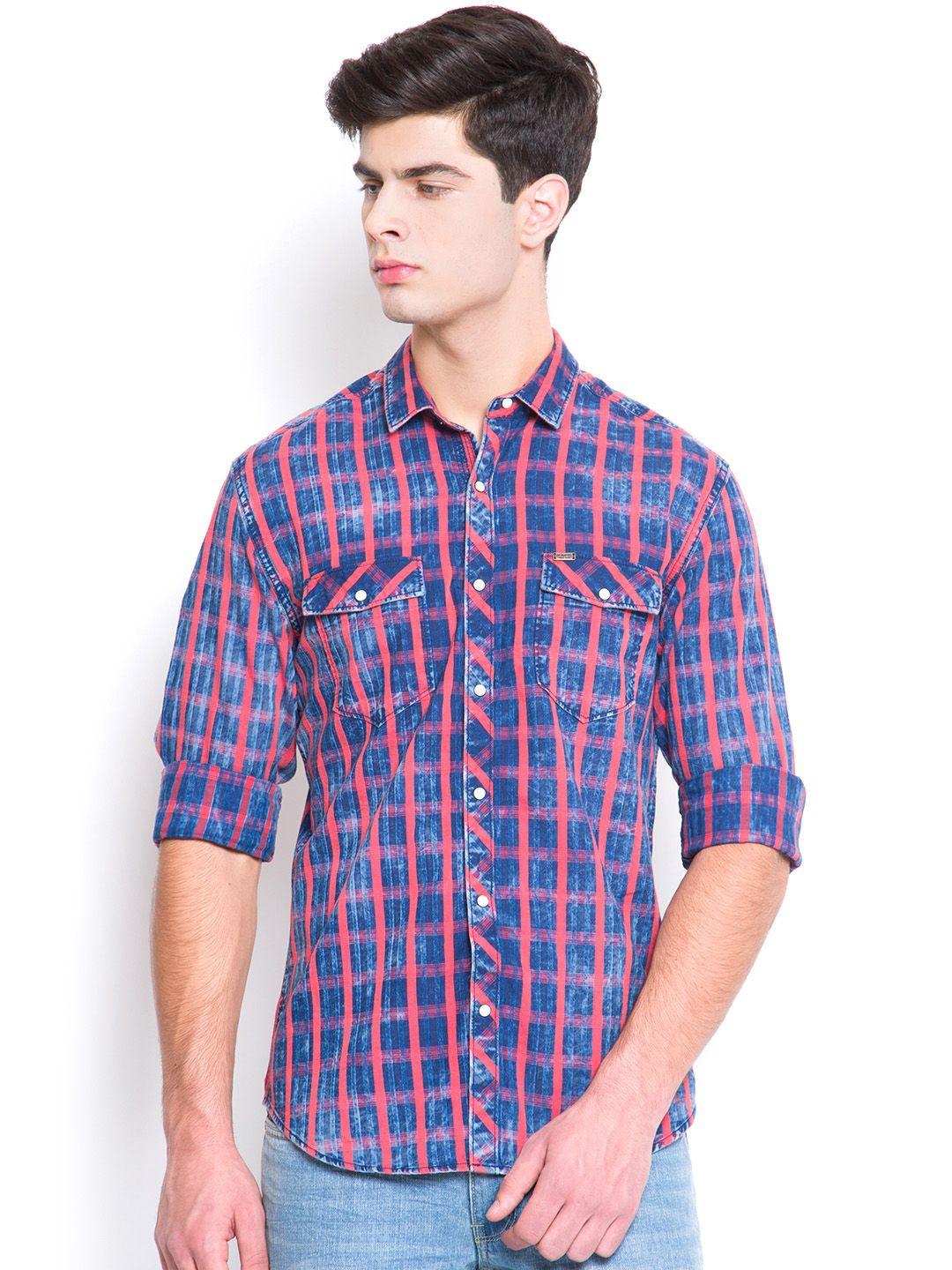 locomotive men navy blue & red slim fit checked casual shirt