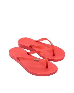 logo embossed tong slippers