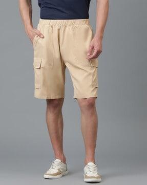 low-rise regular fit cargo shorts