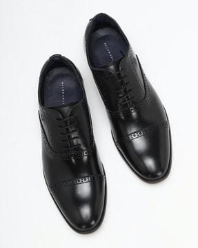 low-top lace-up oxford shoes