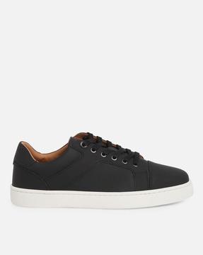 low-top sneakers with lace fastening