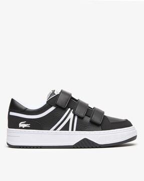 low-top sneakers with velcro fastening