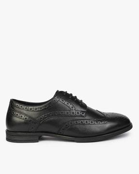 low-top lace-up brogues