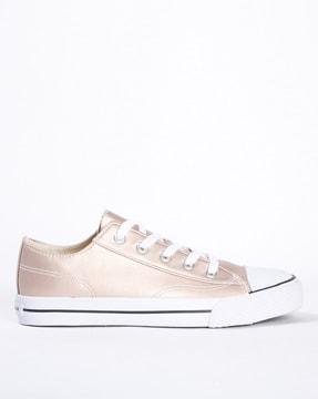 low-top lace-up casual shoes