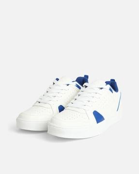 low-top round-toe lace-up sneakers